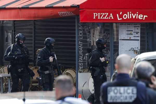 L'homme est retranché dans son restaurant.