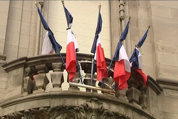 Drapeaux en berne à la préfecture du Bas-Rhin 