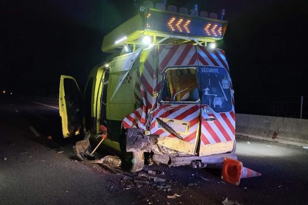 L'accident a eu lieu dans la nuit de jeudi à vendredi 26 avril. Deux agents de Vinci ont été blessés.