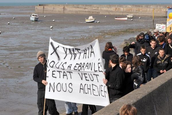 Le 11 avril 2010, les habitants des Boucholeurs, touché par les inondations provoquées par la tempête Xynthia, manifestent pour s'opposer à la destruction de leurs maisons.