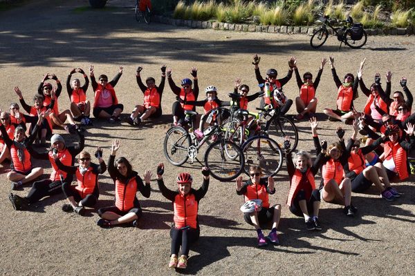 A l'occasion d'Octobre Rose, une vingtaine de femmes ont relié Tours à Saint-Brévin à vélo, soit 300 kilomètres.