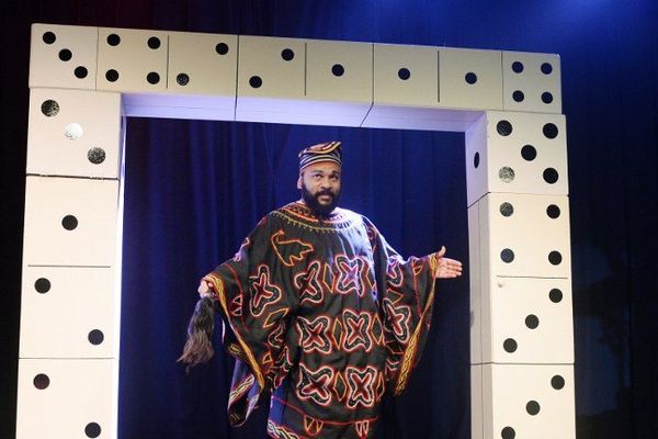 Dieudonné dans son spectacle "Asu Zoa", qu'il présente au théâtre de la Main d'Or à Paris depuis lundi.