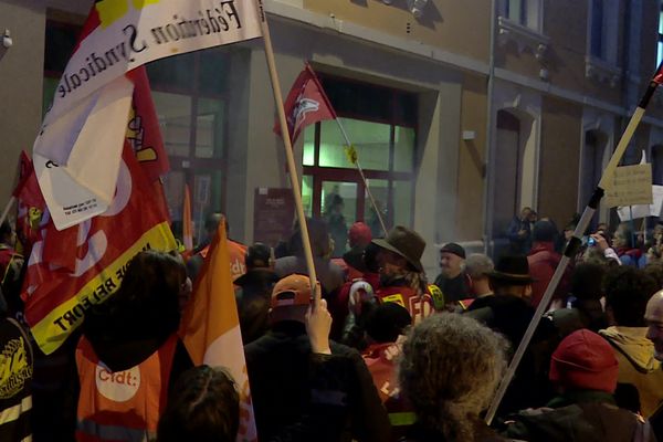 Des manifestants bloqués à l'extérieur de l'annexe de l'hôtel de ville de Belfort