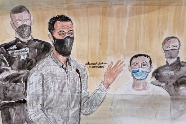 Salah Abdeslam, debout dans le box des accusés.