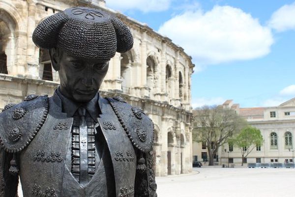 La statue de Nimeño est l'œuvre de Serena Carone. Elle est installée sur l'esplanade des arènes de Nîmes. Non pas sur un piédestal, mais au ras du sol. Tout le monde peut l'approcher et la toucher.