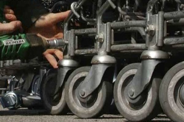 Des éleveurs caprins démontent des roues de caddies sur le parking d'un supermarché de Niort