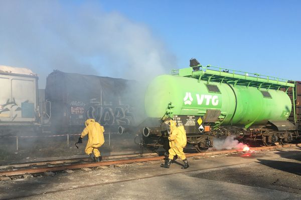 Un exercice est réalisé à Clermont-Ferrand le 17 novembre par la Sncf et les pompiers. Il consiste à colmater une simulation de fuite au niveau de la cuve d'acide nitrique d’un wagon.