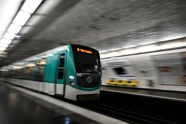 L'homme a été photograpghié de dos à bord de la ligne 13. (Illustration)