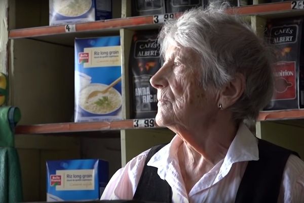 Yvette Salaud dans son épicerie de la Plaine-sur-Mer (Loire-Atlantique) sous la caméra de Patrice leconte en 2018