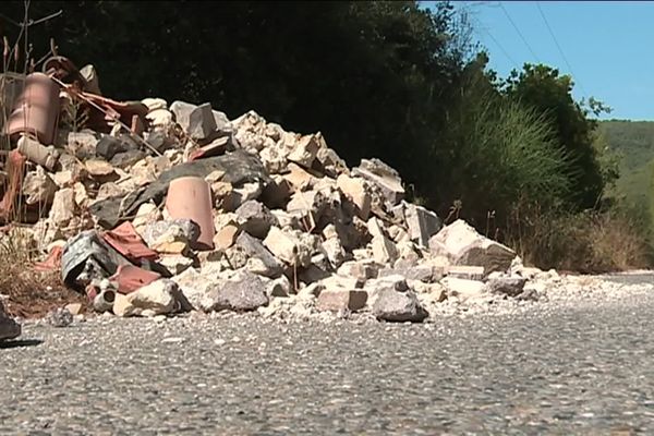 Dans le Var, on peut retrouver des gravats posés au bord des routes en toute illégalité. 