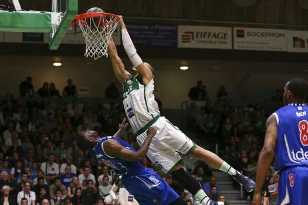 Fernando Raposo claque un dunk au-dessus de Giovan Oniang le 5 mai 2016.