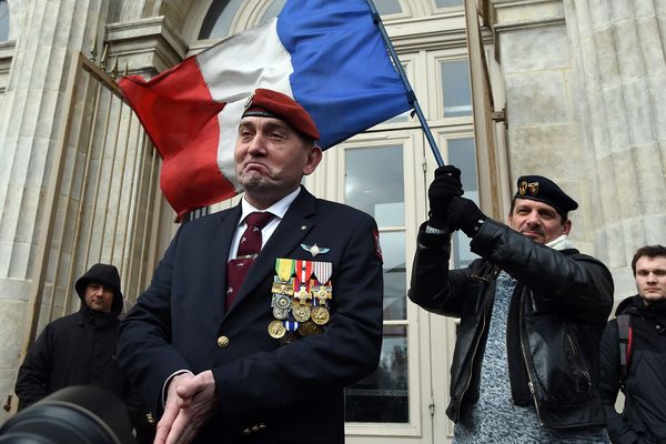 Des soutiens à Christian Piquemal le 8 février devant le palais de justice de Boulogne-sur-Mer, où l'ancien général aurait dû comparaître. 