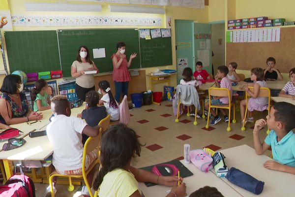 A Nice, les enfants malentendants de l'école élémentaire Jean-François Knecht sont assistés par une interprète en langue des signes.