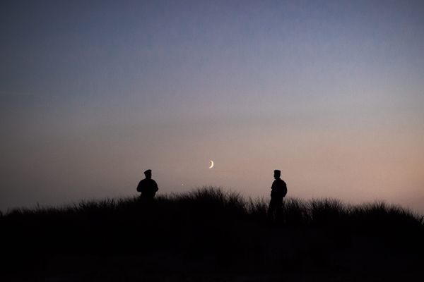 Des policiers en ronde de nuit dans les dunes de Marck, près de Calais - Photo d'illustration