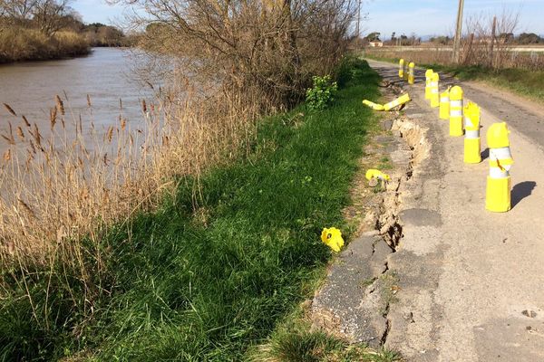 Depuis quelques mois la petite route de Fleury d'Aude, située et dans l'Aude et dans l'Hérault, s'écroule, sapée par le fleuve qu'elle longe et personne ne veut la réparer - 9 mars 2017