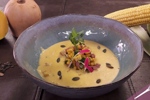 Le velouté de butternut, maïs et jambon fumé