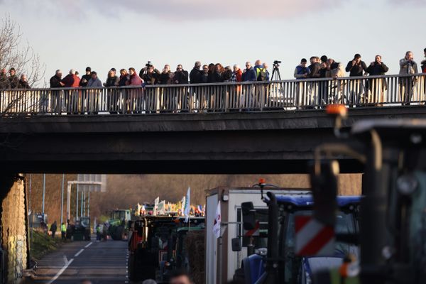 En Ile-de-France, huit grands axes restent partiellement bloqués par les agriculteurs comme ici sur l'A6 à hauteur de Chilly-Mazarin.