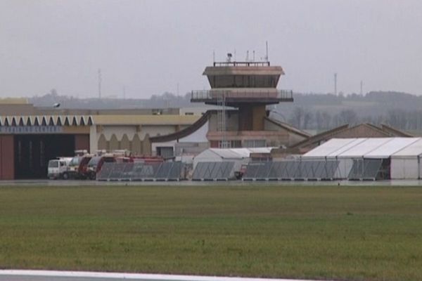 L'aéroport Brie-Champniers(16)