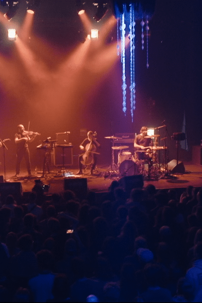 SMAC MACHINE met en lumière les artistes émergents de la scène des musiques actuelles, qui se produisent dans les salles de concert de Nouvelle-Aquitaine, labellisées SMAC.