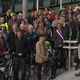 Entre 200 et 250 personnes se sont réunies devant l'Hôtel de ville de Grenoble en hommage à Paul Varry, cycliste tué à Paris, mardi 15 octobre.