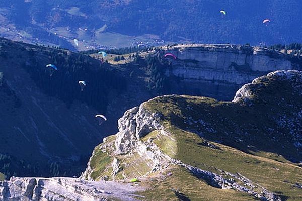 Baptisée également, la Mecque du Vol Libre, Saint Hilaire du Touvet est situé à 25 km de Grenoble sur le Plateau des Petites Roches et se trouve à l'altitude idéale de 1000 m