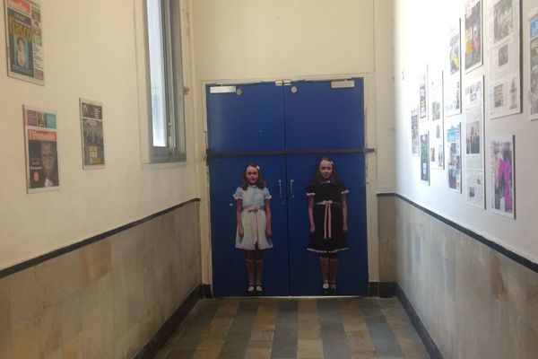 L’œuvre de Sandrine Rondard, inspirée par les jumelles de The Shining de Stanley Kubrick, exposée dans le cadre de la Biennale d’art contemporain de Gentilly.