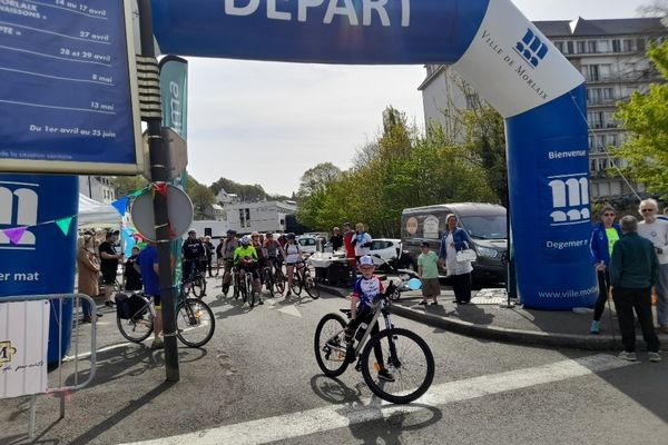 Aaron Lespagnol a pris le départ du défi vélo dimanche 17 avril, à Morlaix.