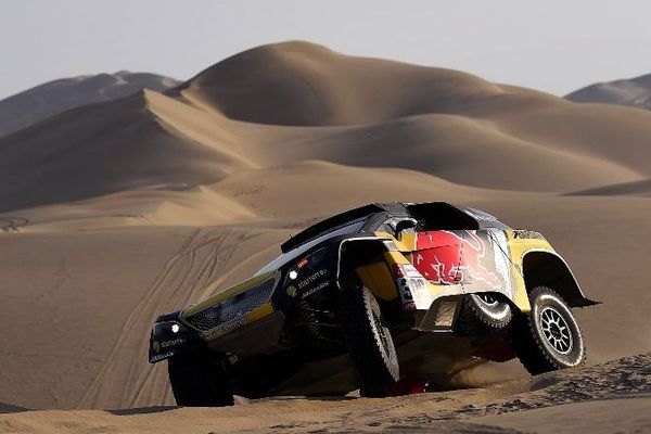 La Peugeot de Sébastien Loeb et de son copilote Daniel Elena​ lors de la deuxième étape du Dakar 2019