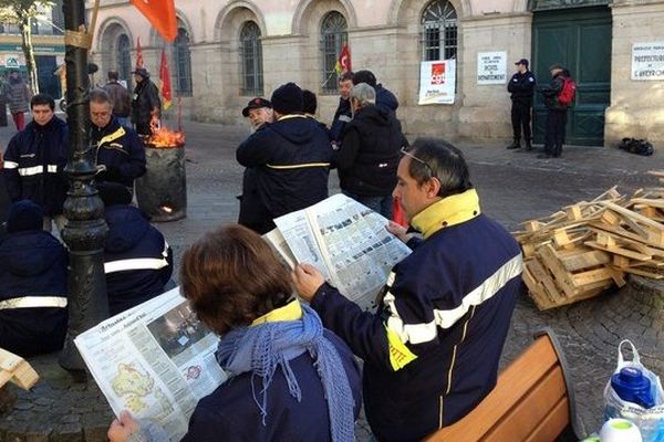 L'attente pour les postiers en grève devant la préfecture de Rodez alors que leqs négociations ont repris.