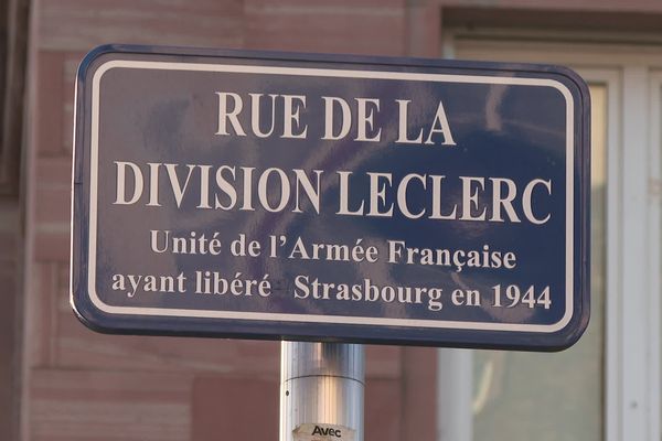 Leclerc est le nom propre qui revient le plus sur les plaques évoquant la libération de l'Alsace. 105 voies portent le nom du général ou de sa division, comme ici à Strasbourg.