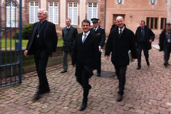 Le ministre de l'Intérieur Manuel Valls, avec l'archevêque Mgr Grallet, ce matin à Strasbourg