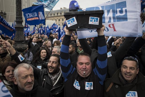 7.000 policiers ont manifesté devant le ministère de la Justice, place Vendôme, à Paris, le 14 octobre.