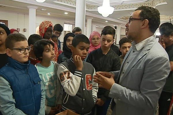 A la mosquée de Bordeaux, les élèves de l'école coranique découvrent l'exposition "Fragments" sur le drame de la Shoah.