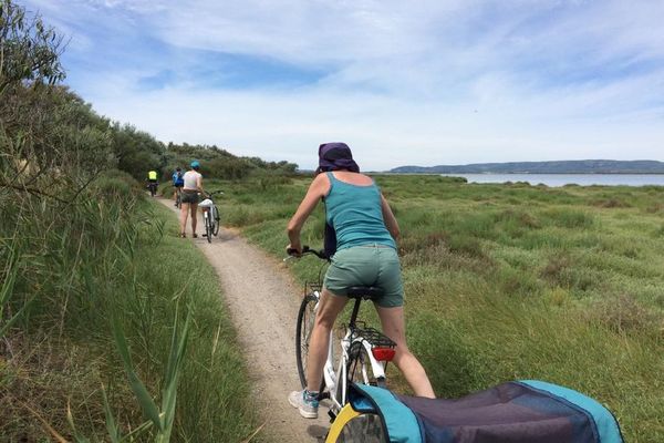 Le vélo est l'un des moyens de locomotion privilégié pour profiter des vacances cet été. Il permet de profiter du plein air tout en respectant les distances entre individus après la crise sanitaire du coronavirus du printemps 2020.