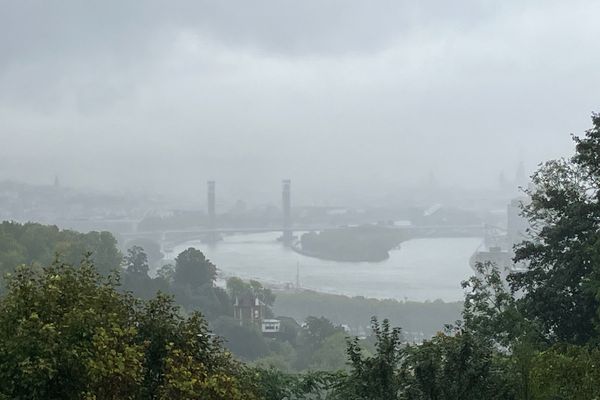 Le pont Flaubert à peine visible sur les hauteurs de la Métropole de Rouen en raison de fortes précipitations, mardi 24 septembre 2024.