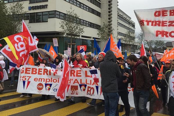 Près de 400 salariés des usines Allia de Saône-et-Loire et de l'Aube, accompagnés d'élus, ont manifesté en Suisse vendredi 21 octobre 2016. Ils protestent contre la décision de l'actionnaire suisse Geberit de fermer ses sites de production en France.