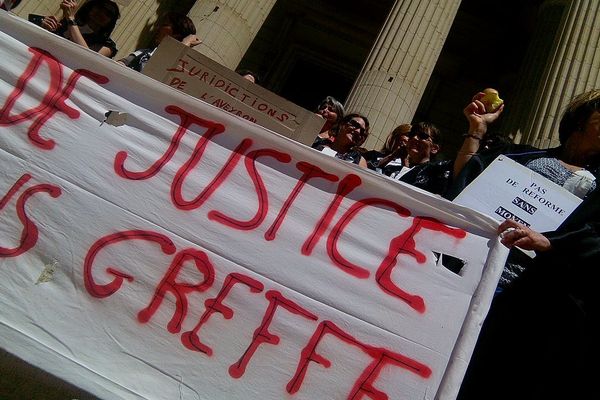 Devant le palais de justice de Montpellier 