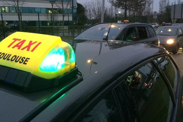 Le barrage filtrant des taxis à l'aéroport