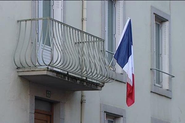 Alors que l'hommage national se déroulait vendredi matin aux Invalides à Paris, de nombreux Auvergnats ont répondu à l'appel du chef de l'Etat avec des drapeaux à leurs fenêtres.