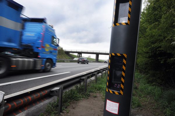 Le premier radar discriminant mis en service sur l'autoroute A25 Lille-Dunkerque à hauteur de la commune d'Ennetieres-en-Weppes. Par discriminant, la préfécture entend "radar equipé d'un module distinguant les véhicules légers et les véhicules lourds". 