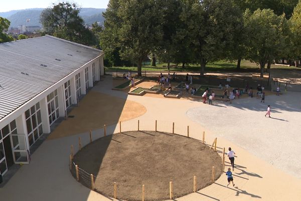 La nouvelle cour de l'école Brossolette à Besançon.