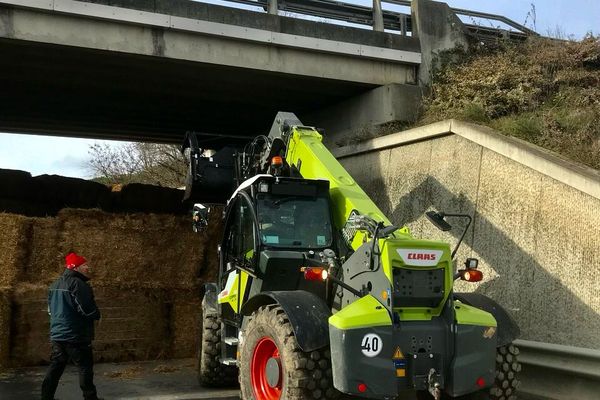 L'autoroute A64 coupée par un mur de bottes de paille construit par 250 agriculteurs, d'autres blocages dans la région