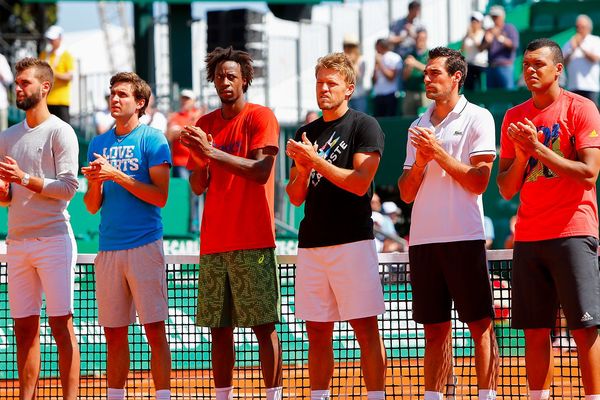 Les joueurs français Tsonga, Monfils, Gilles Simon, Jérémy Chardy, Benoît Paire ainsi que le Monégasque Benjamin Balleret ont applaudi en son hommage, alignés au milieu du court central de Monte-Carlo ce lundi après-midi.
