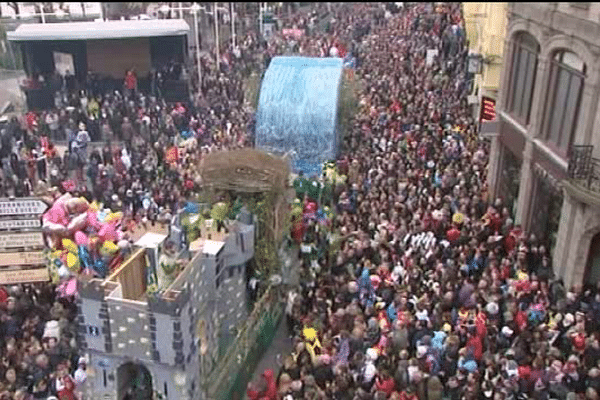 Plusieurs centaines de personnes dans les rues de Granville dimanche après-midi pour la grande cavalcade