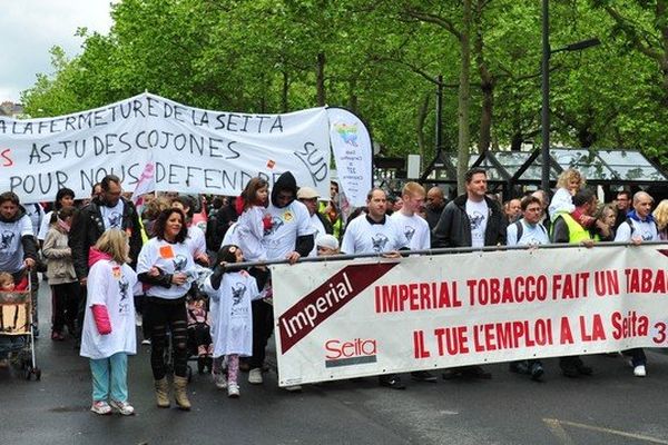 Les 327 salariés de la Seita menacés de licenciement ont ouvert le cortège du 1er mai mai à Nantes