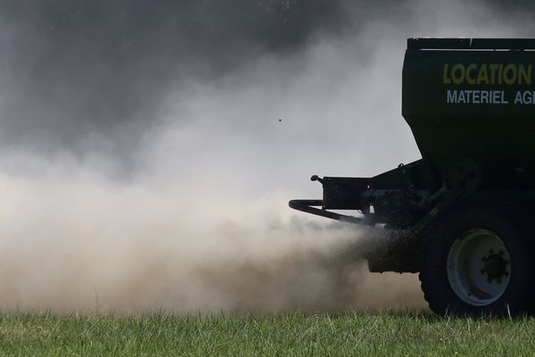 Le gouvernement lance, lundi 9 septembre, la consultation sur les distances minimales à respecter entre habitations et zones d'épandage de pesticides