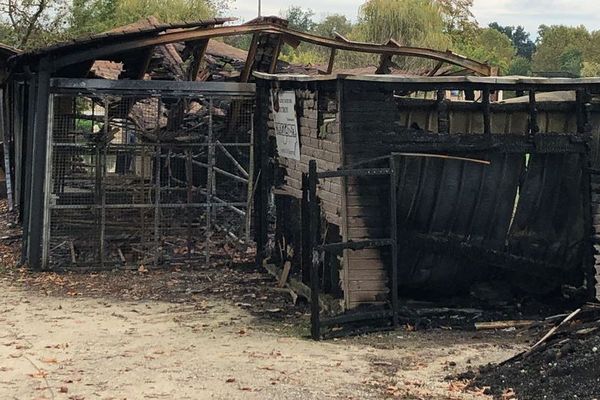 Le hangar du club nautique d'Aubeterre en Charente a été complètement détruit par les flammes.