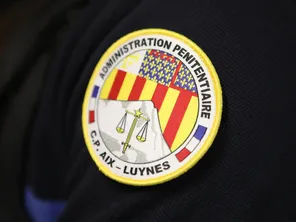Une jeune surveillante de la prison d’Aix-Luynes a été violemment agressée jeudi soir devant chez elle par trois individus à la fin de son service.