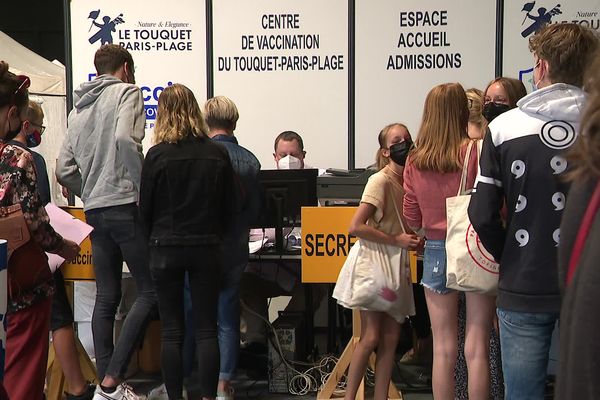 63,4% de la population de l'agglomération du Touquet a reçu une première injection. Le centre de vaccination de la ville ne désemplit pas en cette période de vacances.