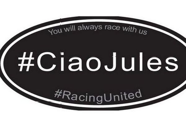 Le sticker que pourrons utiliser les pilotes de F1 ce week-end en Hongrie: "Au revoir Jules, tu seras toujours en course avec nous".